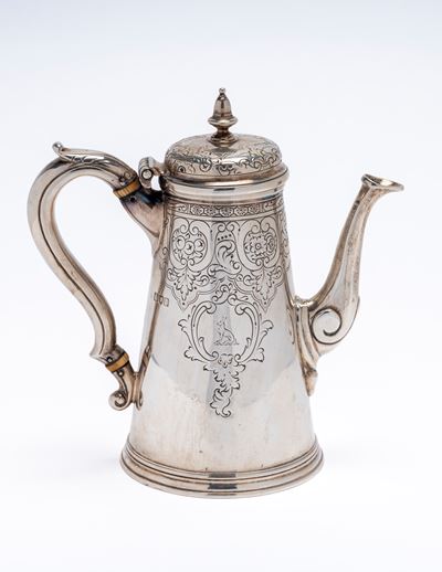 In argento, Caffettiera incisa con motivi a volute e piccolo animale (Londra, 1899-1900)