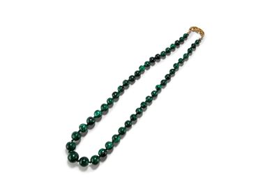 Collana con malachite, perline in boules su filo e chiusura a maglia a catena, in metallo dorato