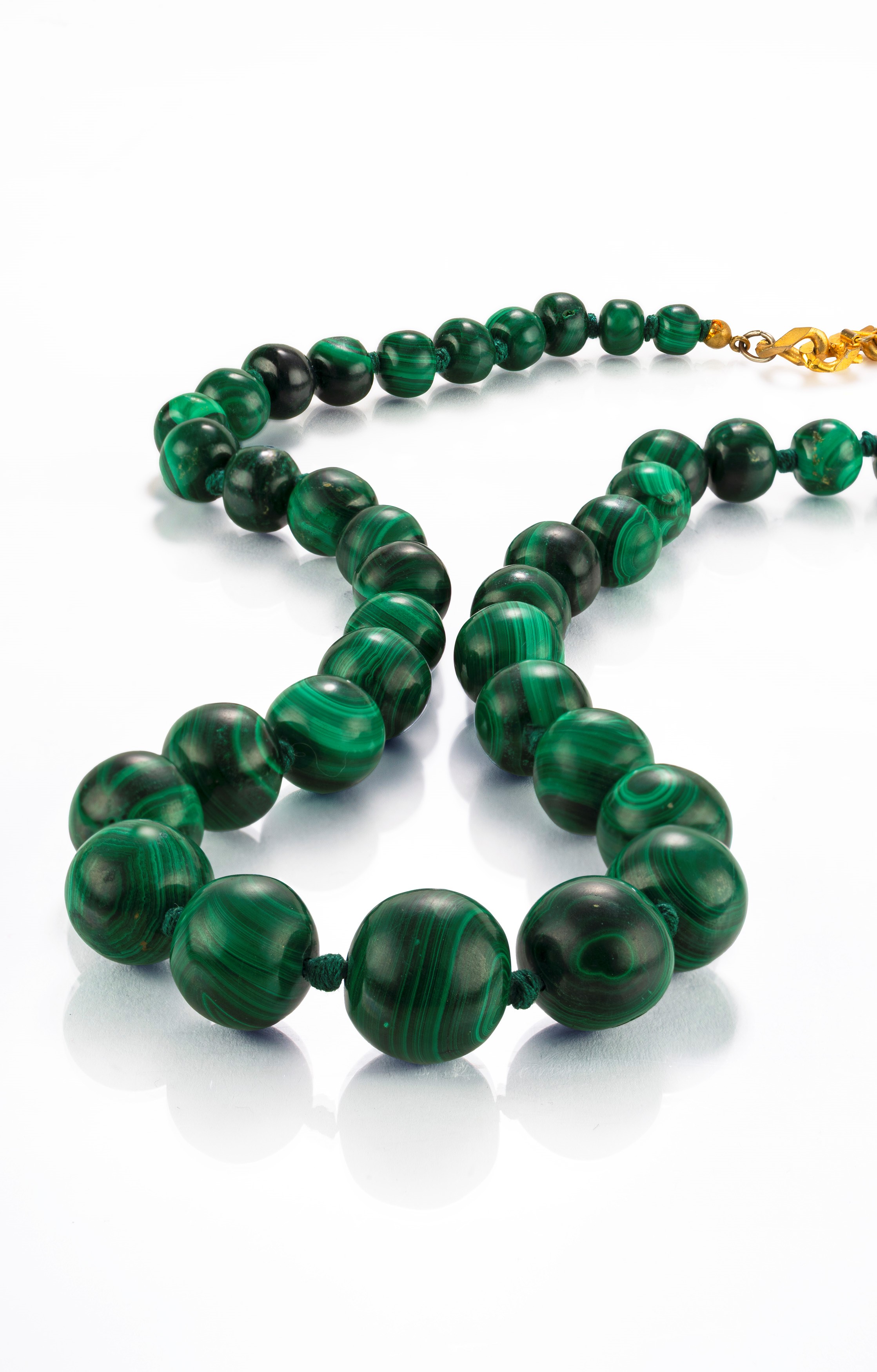 Collana con malachite, perline in boules su filo e chiusura a maglia a catena, in metallo dorato