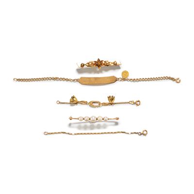 Insieme di gioielli in oro giallo 18k, composto da due bracciali, due spille e un portachiavi
