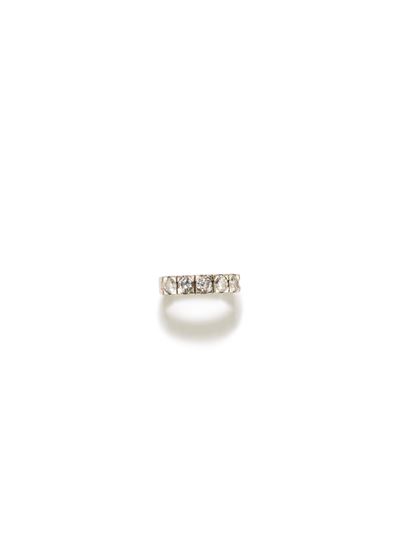 Anello in oro bianco 18k con cinque diamanti a taglio brillante