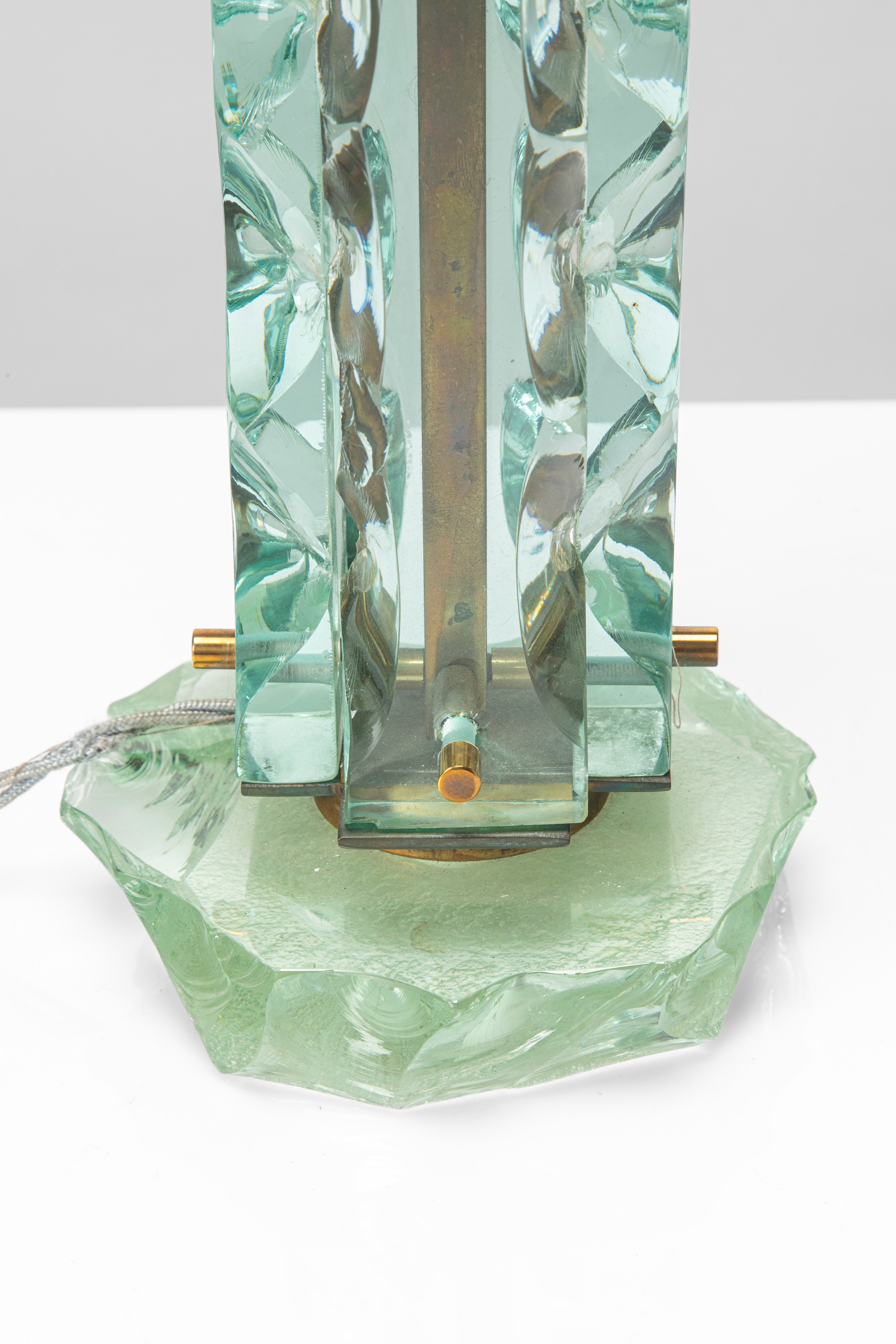 Fontana Arte - Lampada da tavolo, vetro scalpellato e ottone