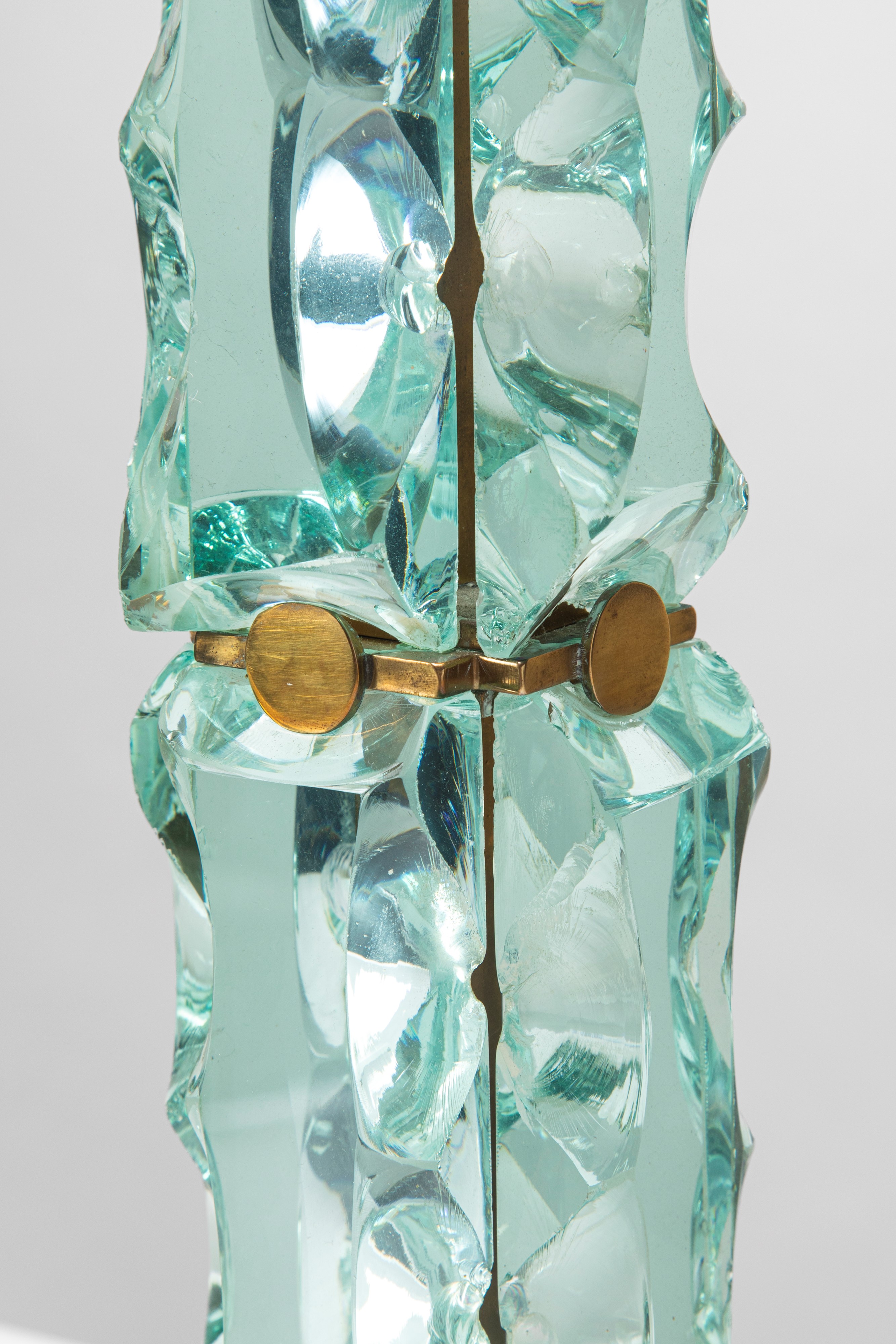 Fontana Arte - Lampada da tavolo, vetro scalpellato e ottone