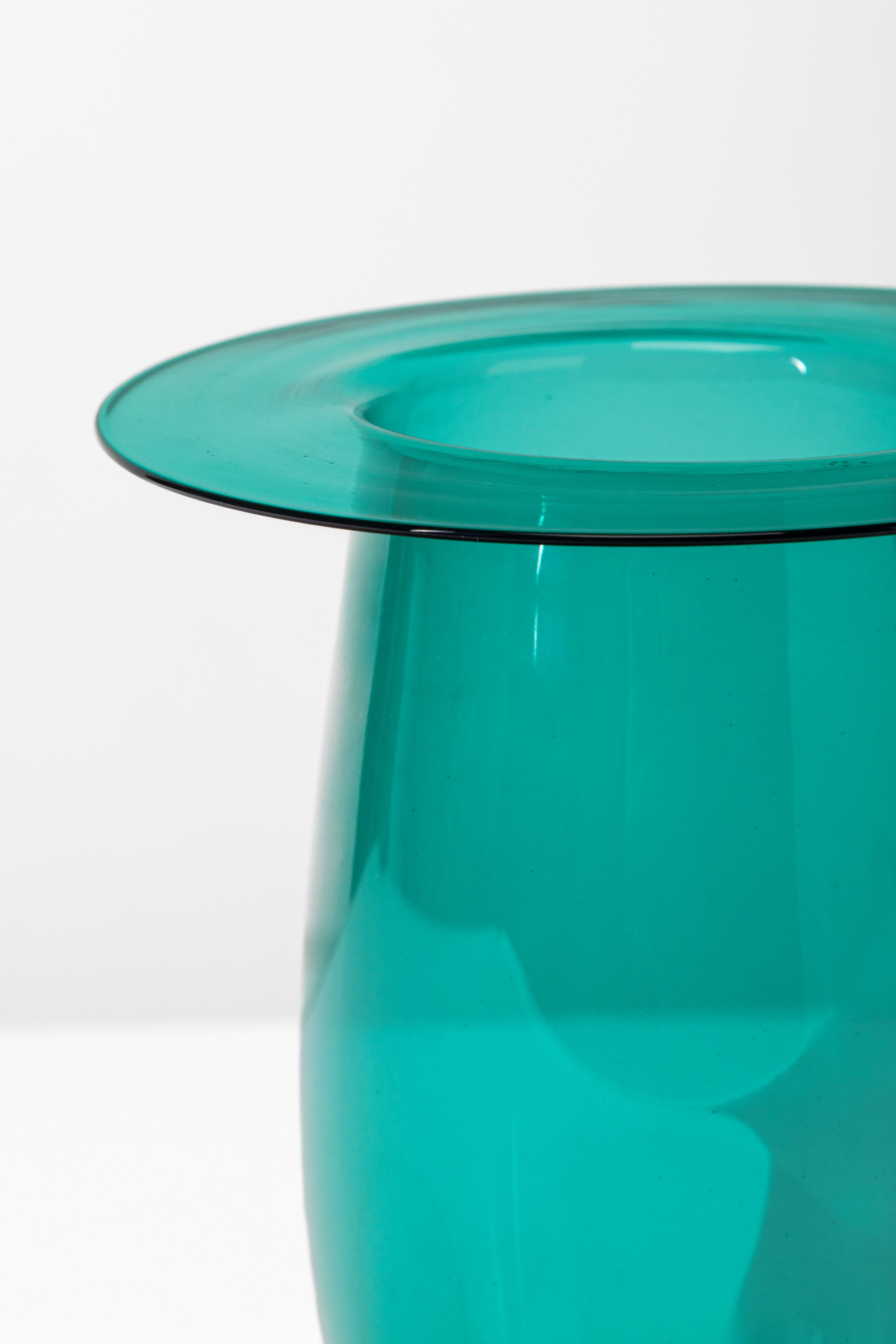 Pauly & C. - C.V.M. - Vaso, vetro soffiato, bordo a piattino verde smeraldo, firma all’acido C.V....