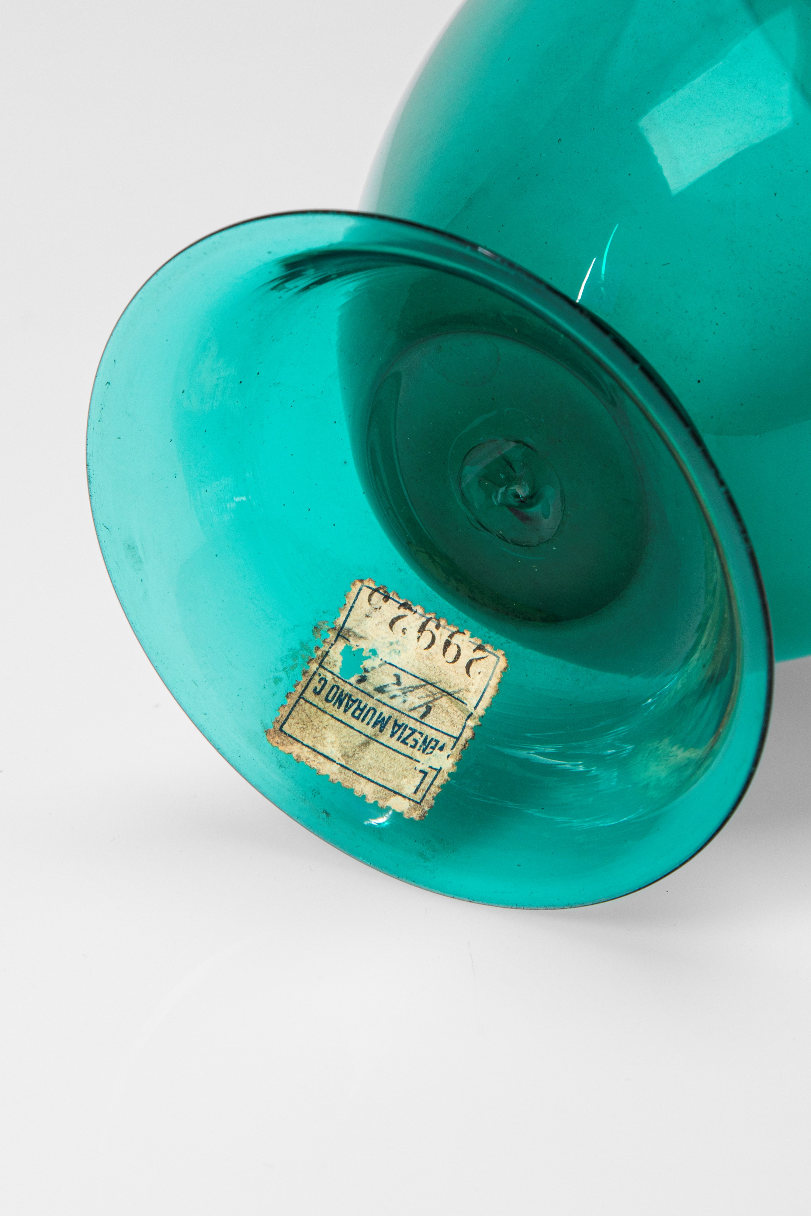 Pauly & C. - C.V.M. - Vaso, vetro soffiato, bordo a piattino verde smeraldo, firma all’acido C.V....