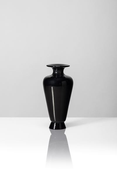 Vaso in pasta nera soffiata con foglia d’argento