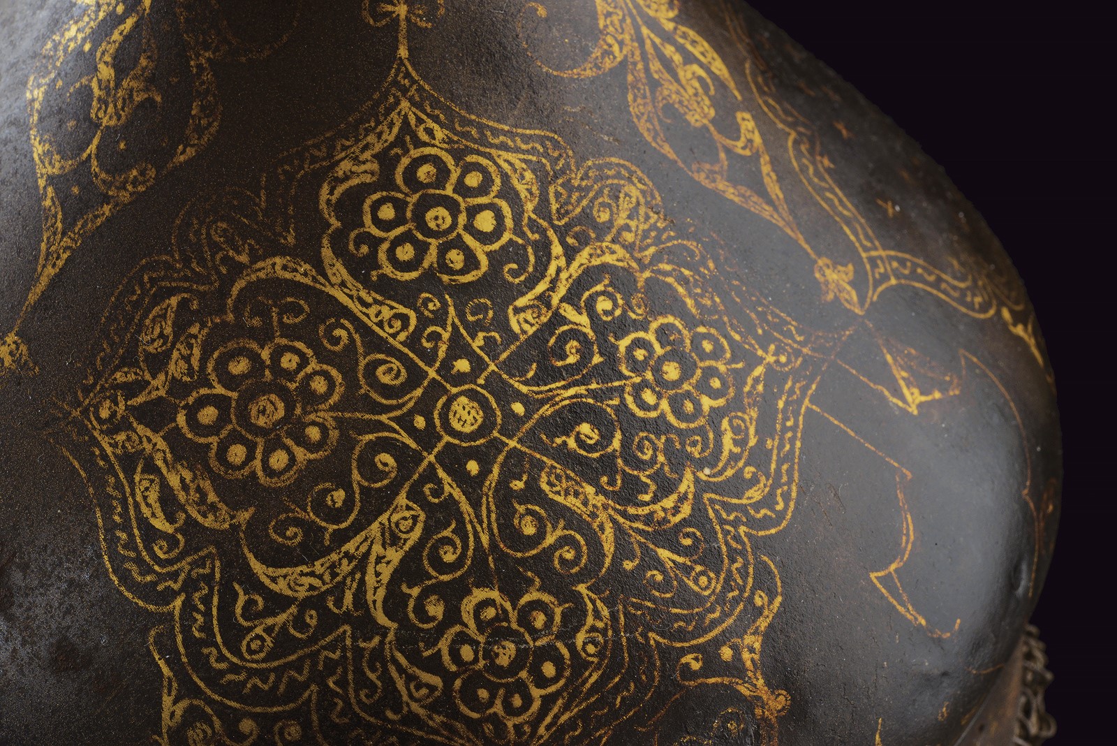 Indopersia, Elmo raro ed elegante con decorazioni dorate, inizio del XVIII secolo