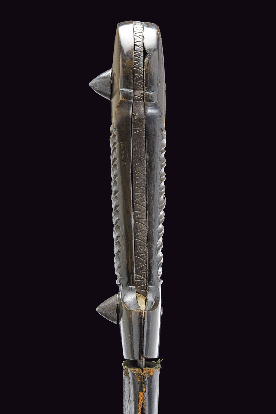 Caucaso, Qama di dimensioni straordinarie, lama incisa e impugnatura tipica, fine del XIX secolo