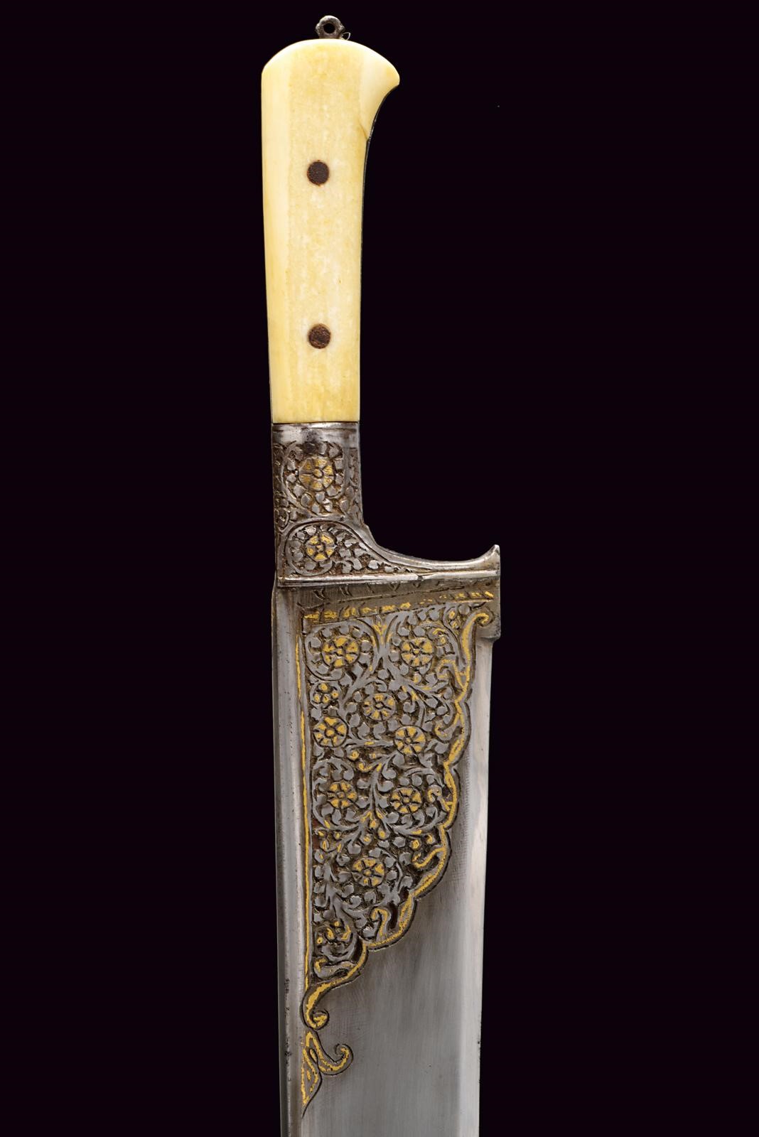 Afghanistan, Lungo coltello khyber, lama dritta e forte inciso con volute floreali (circa 1900)