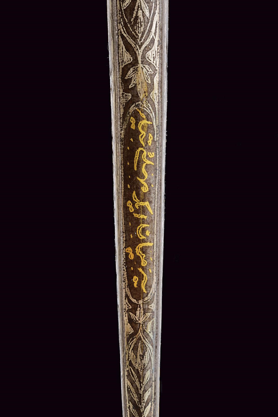 Afghanistan, Lungo coltello khyber, lama dritta e forte inciso con volute floreali (circa 1900)