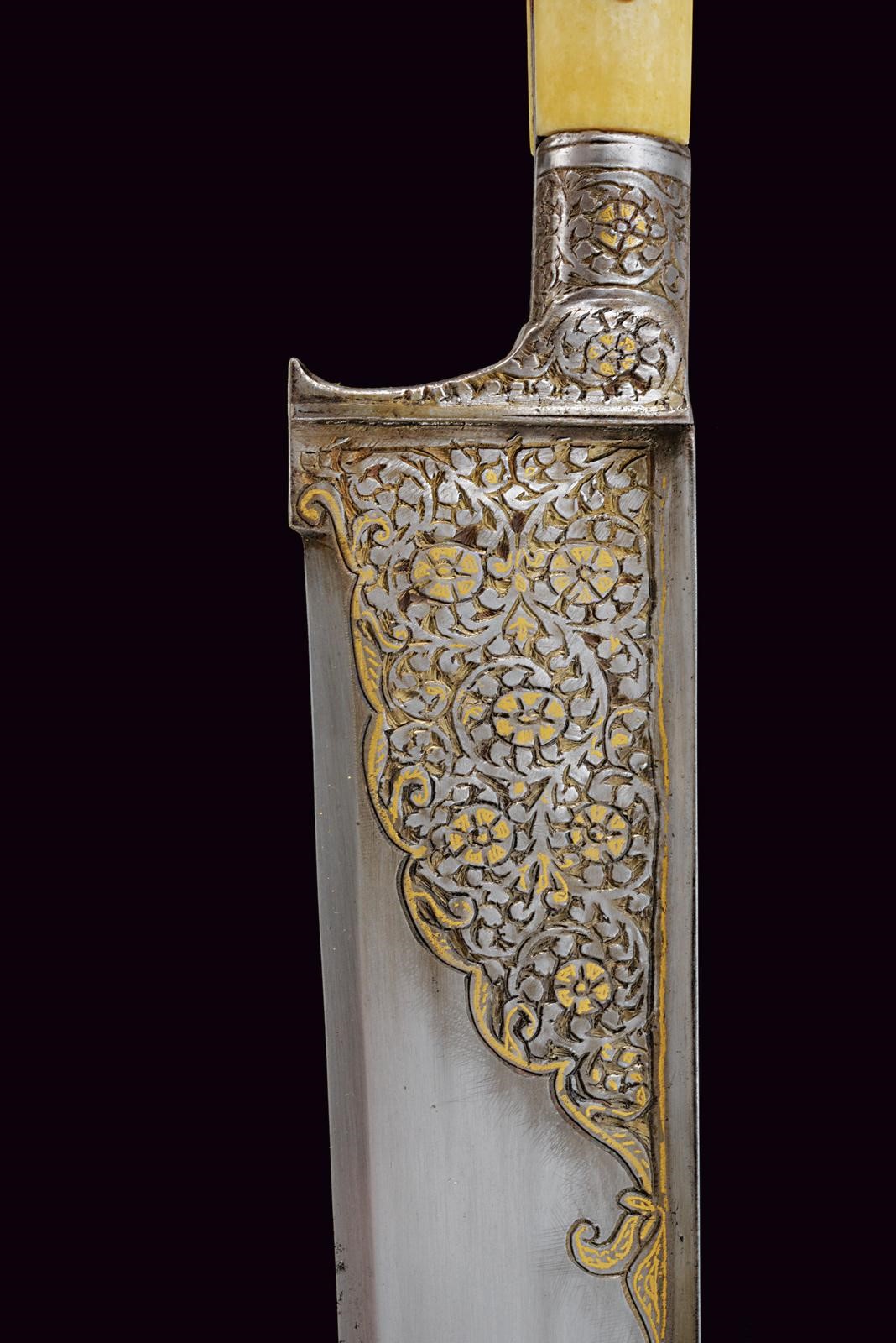 Afghanistan, Lungo coltello khyber, lama dritta e forte inciso con volute floreali (circa 1900)