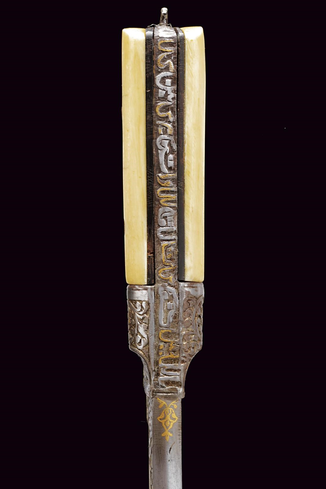 Afghanistan, Lungo coltello khyber, lama dritta e forte inciso con volute floreali (circa 1900)