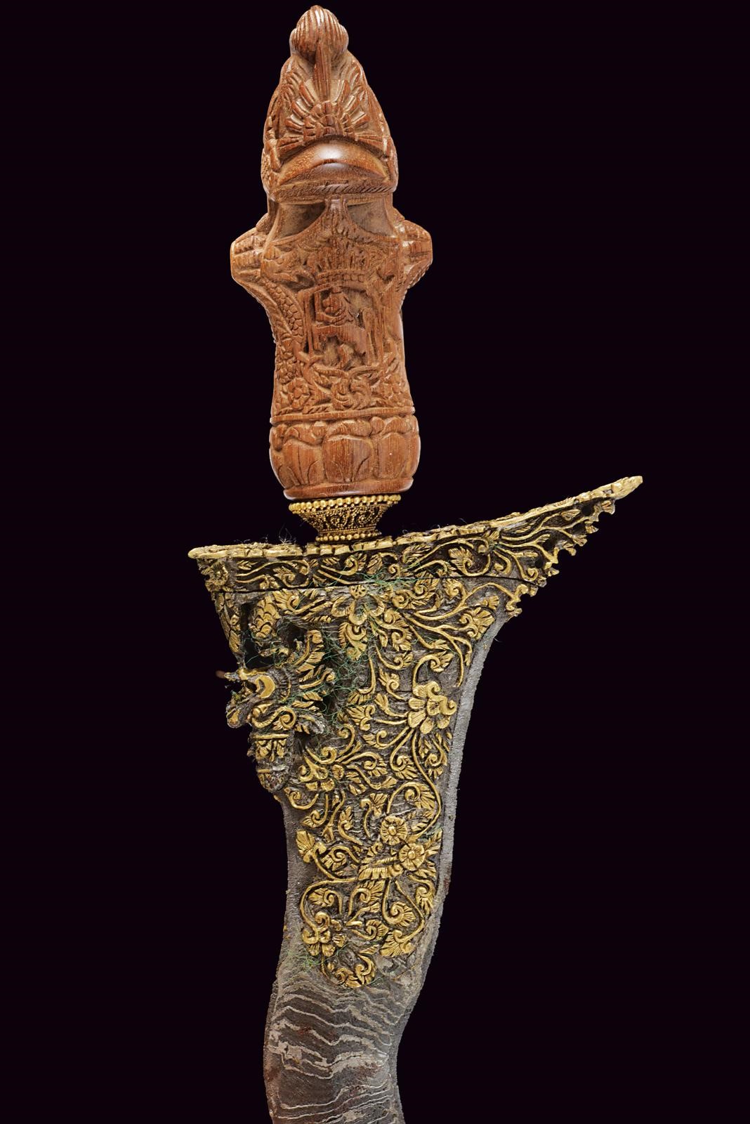 Kris (Bel kris), madura, lama in pamor ondulata con decorazioni ageminate in oro e testa scolpita...