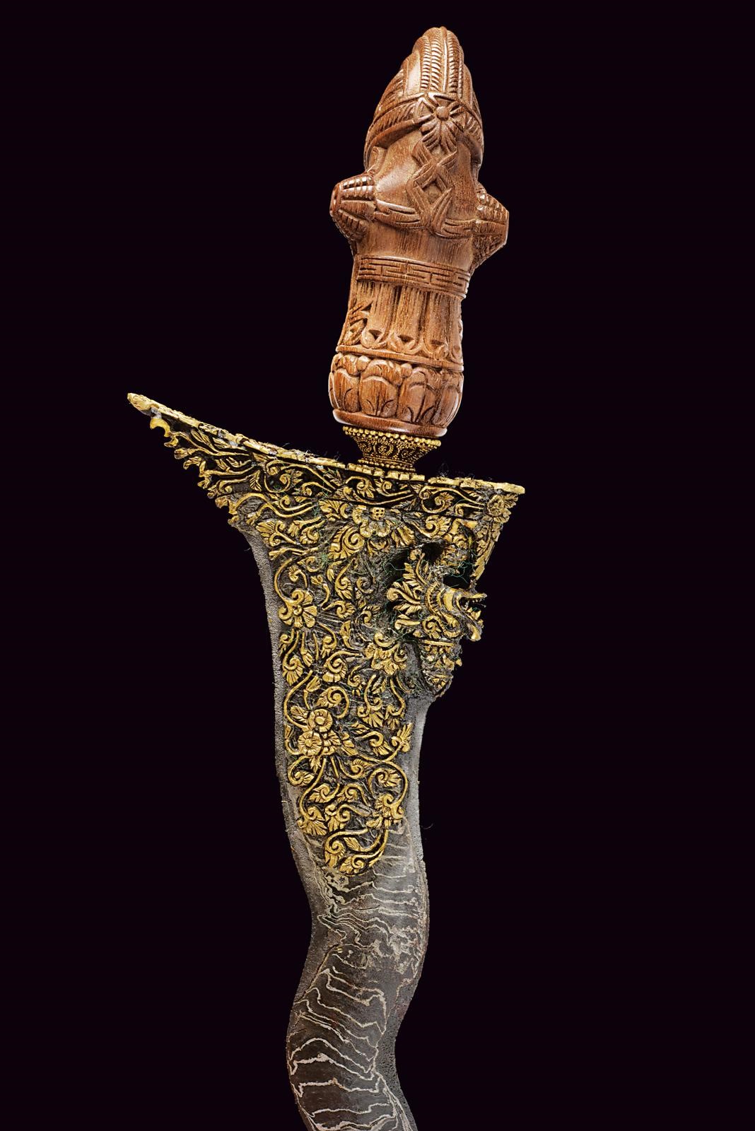Kris (Bel kris), madura, lama in pamor ondulata con decorazioni ageminate in oro e testa scolpita...