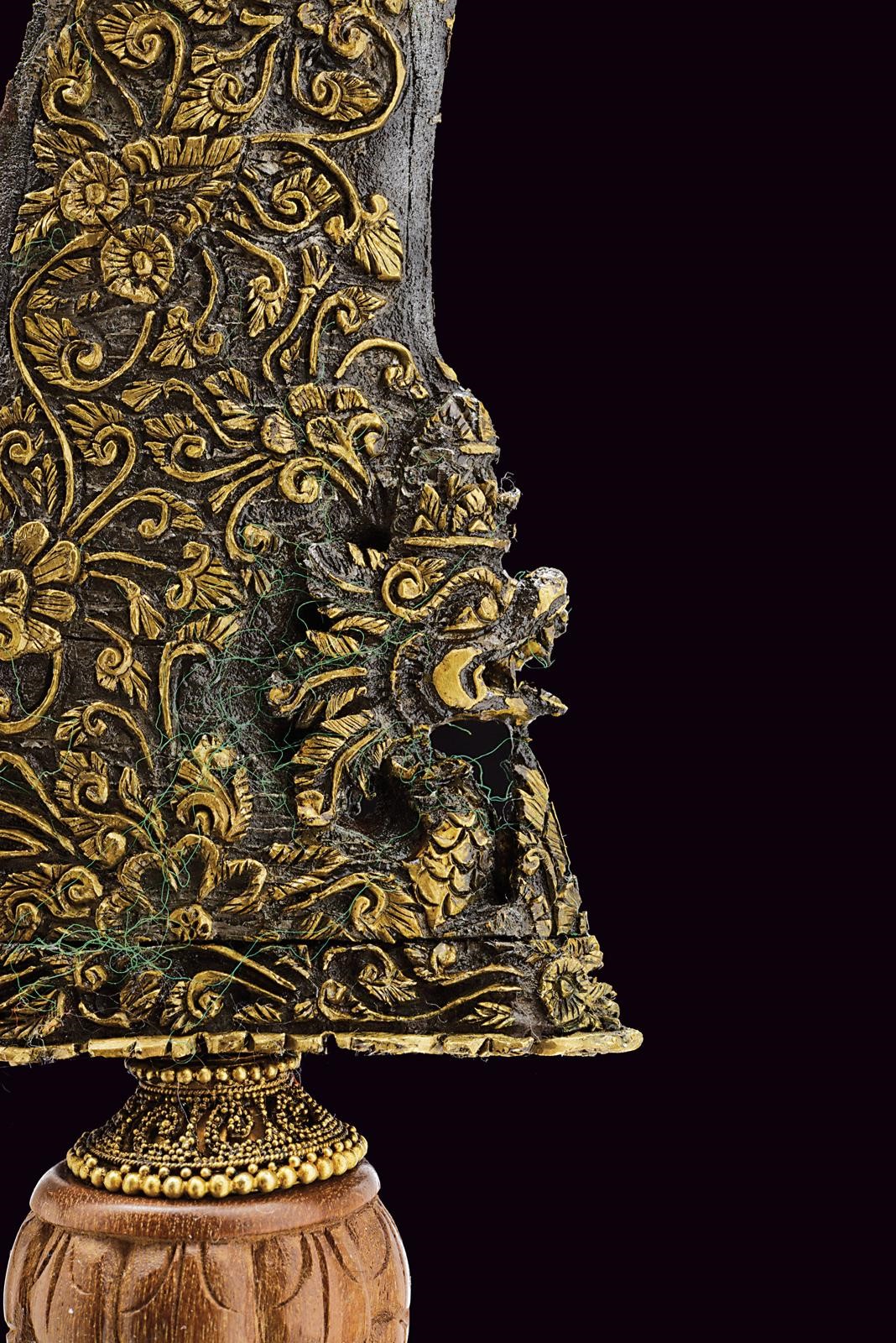 Kris (Bel kris), madura, lama in pamor ondulata con decorazioni ageminate in oro e testa scolpita...