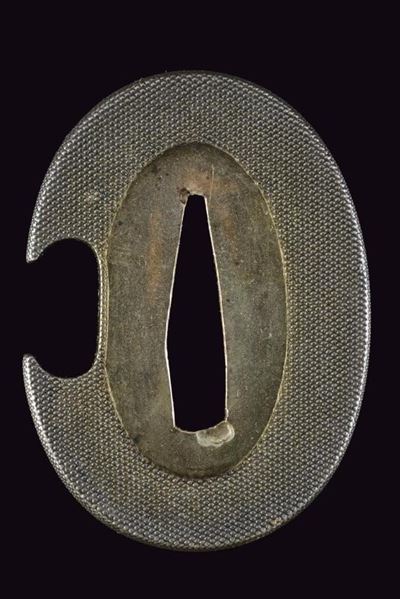 Tsuba per tanto, in shibuichi, tate-maru-gata con nanako-ji e kozuka-hitsu-ana (periodo Edo)