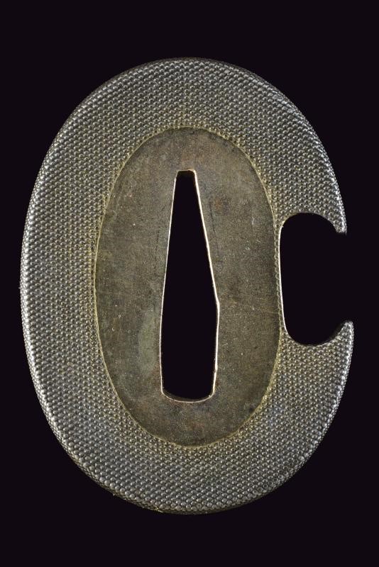 Tsuba per tanto, in shibuichi, tate-maru-gata con nanako-ji e kozuka-hitsu-ana (periodo Edo)