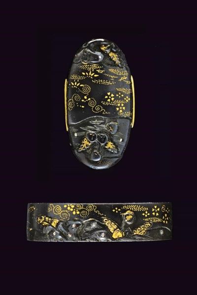 Giappone, Fuchi-kashira in shakudo nanako-ji con decoro in takabori e intarsi in oro