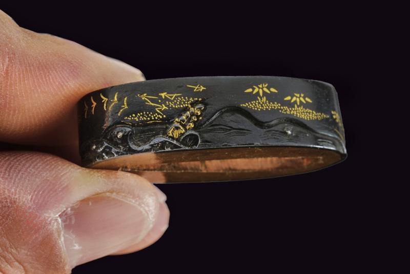 Giappone, Fuchi-kashira in shakudo nanako-ji con decoro in takabori e intarsi in oro