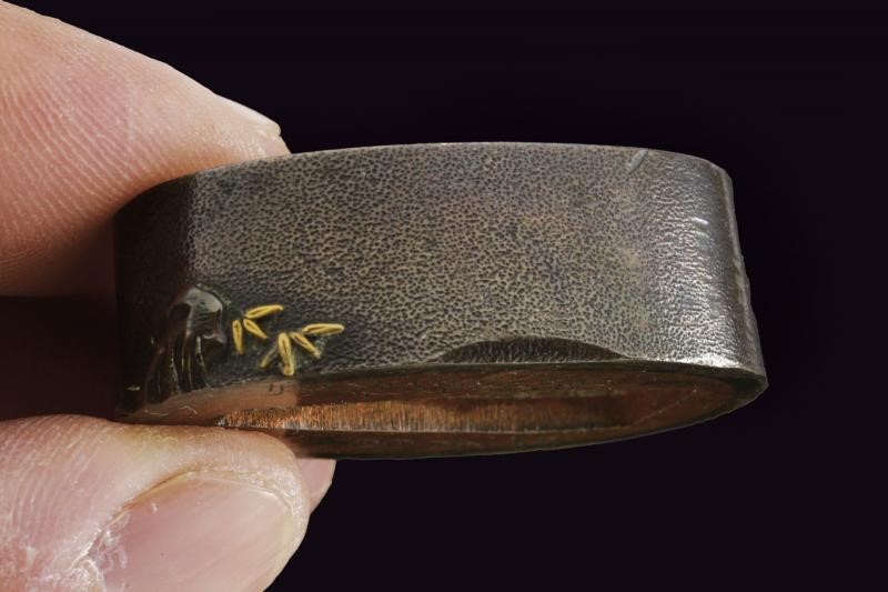 Periodo Edo, Fuchi-kashira in shakudō e oro con decorazioni a bassorilievo e inserto in argento