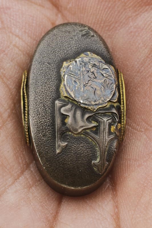 Periodo Edo, Fuchi-kashira in shakudō e oro con decorazioni a bassorilievo e inserto in argento