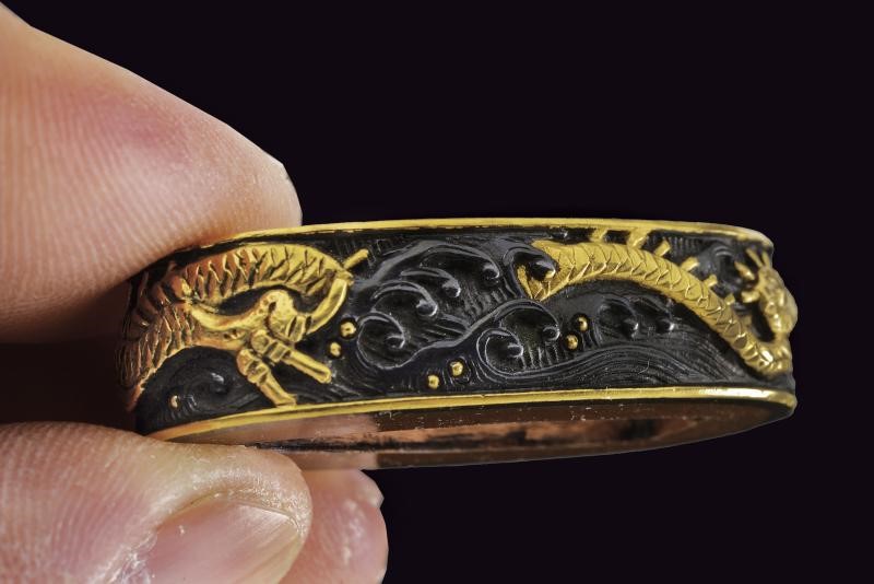 Fuchi-kashira, decorazioni in shakudō e oro con draghi, periodo Edo