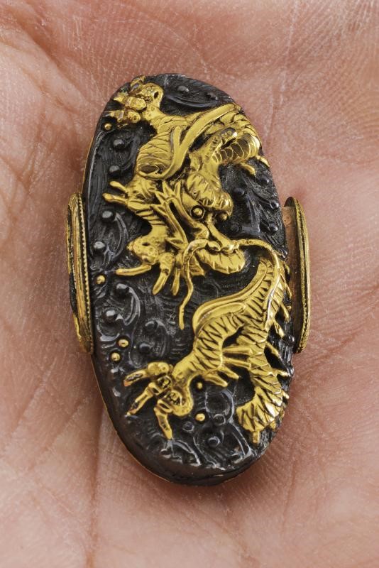 Fuchi-kashira, decorazioni in shakudō e oro con draghi, periodo Edo