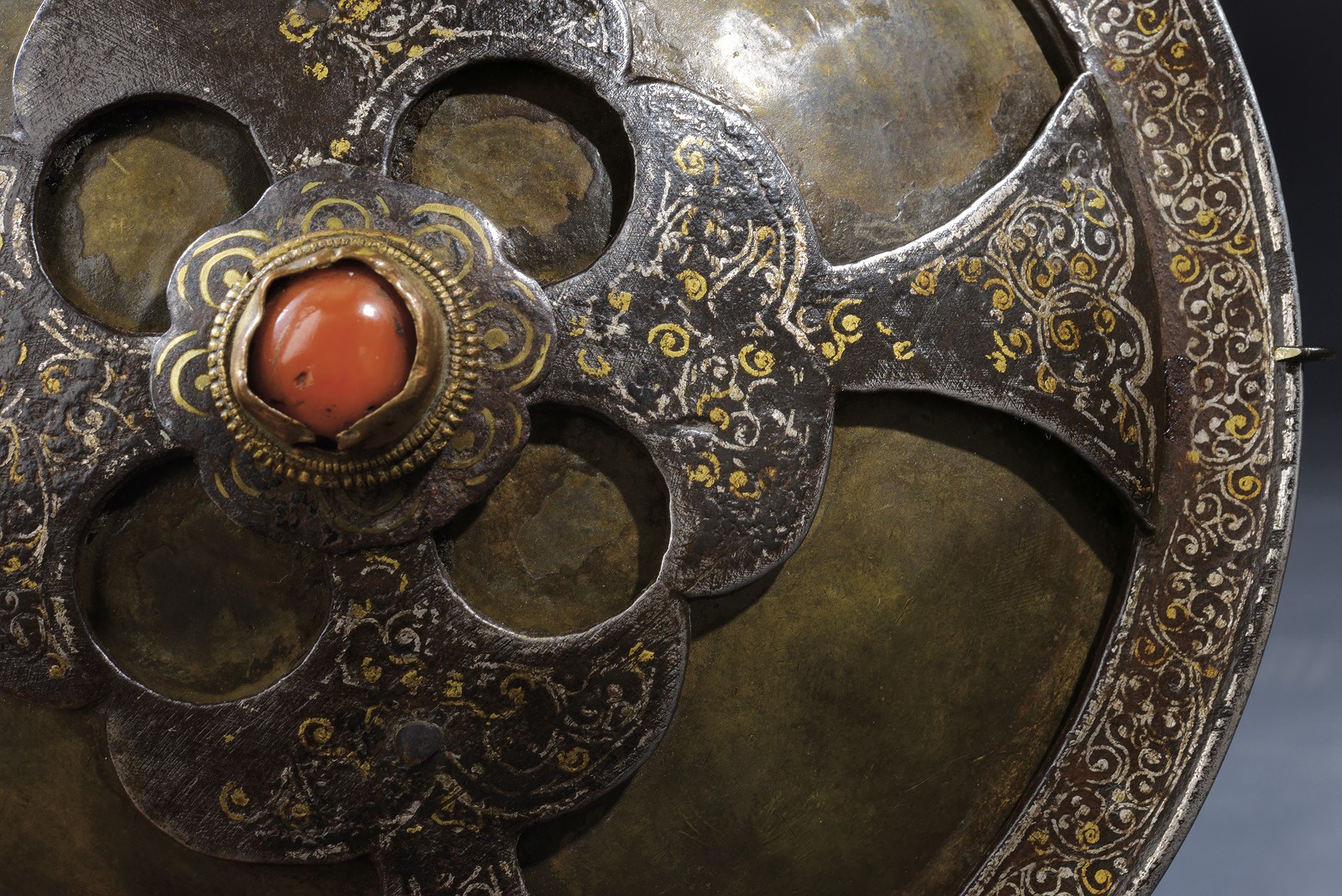 Tibet, Petto rituale “Thugs gsal me long”, metallo con cornice traforata e cabochon rosso