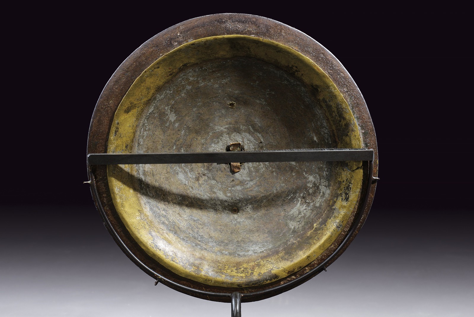 Tibet, Petto rituale “Thugs gsal me long”, metallo con cornice traforata e cabochon rosso