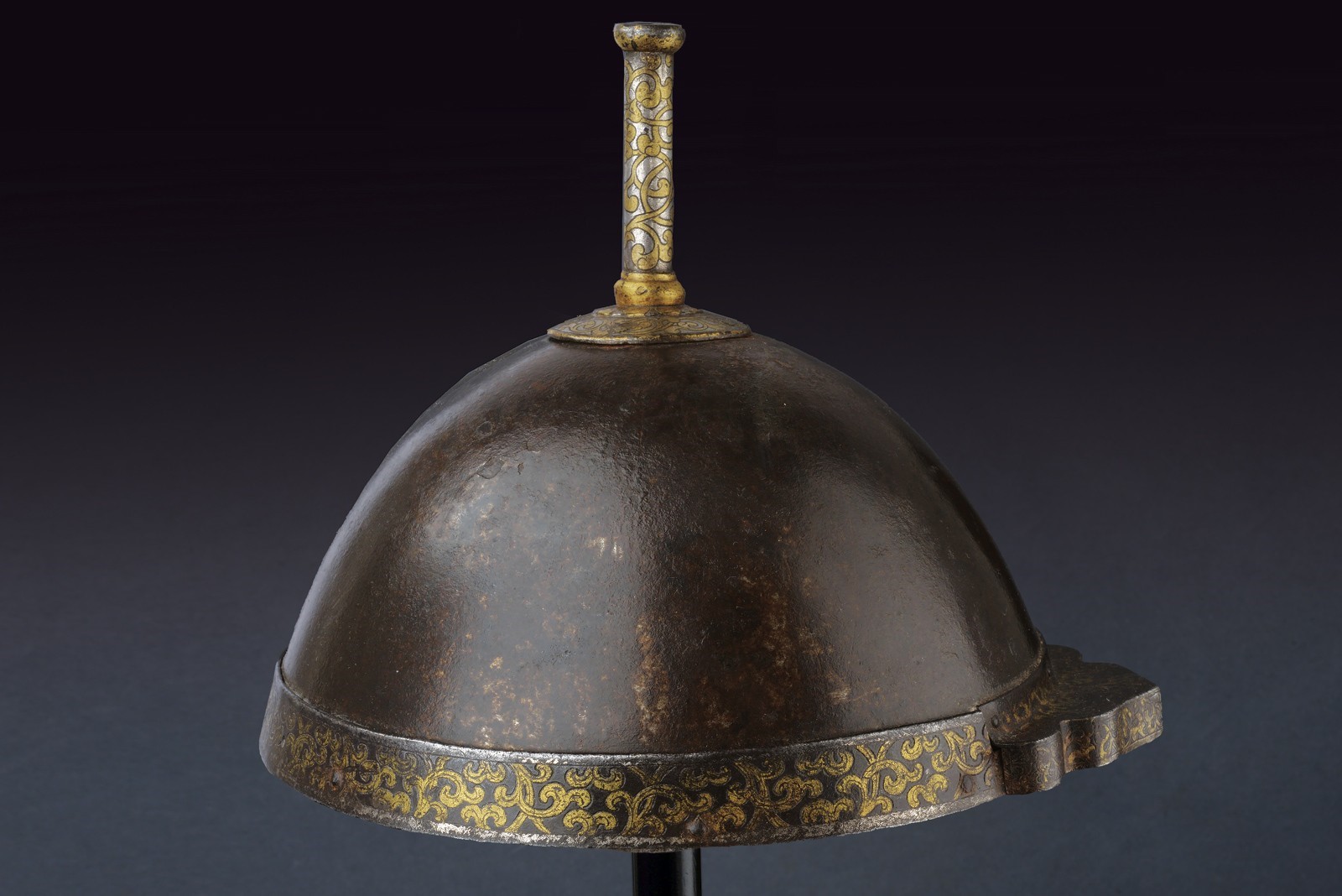 Armatura tibetana, elmo raro a coppo emisferico inciso in oro e argento (XVII/XVIII secolo)