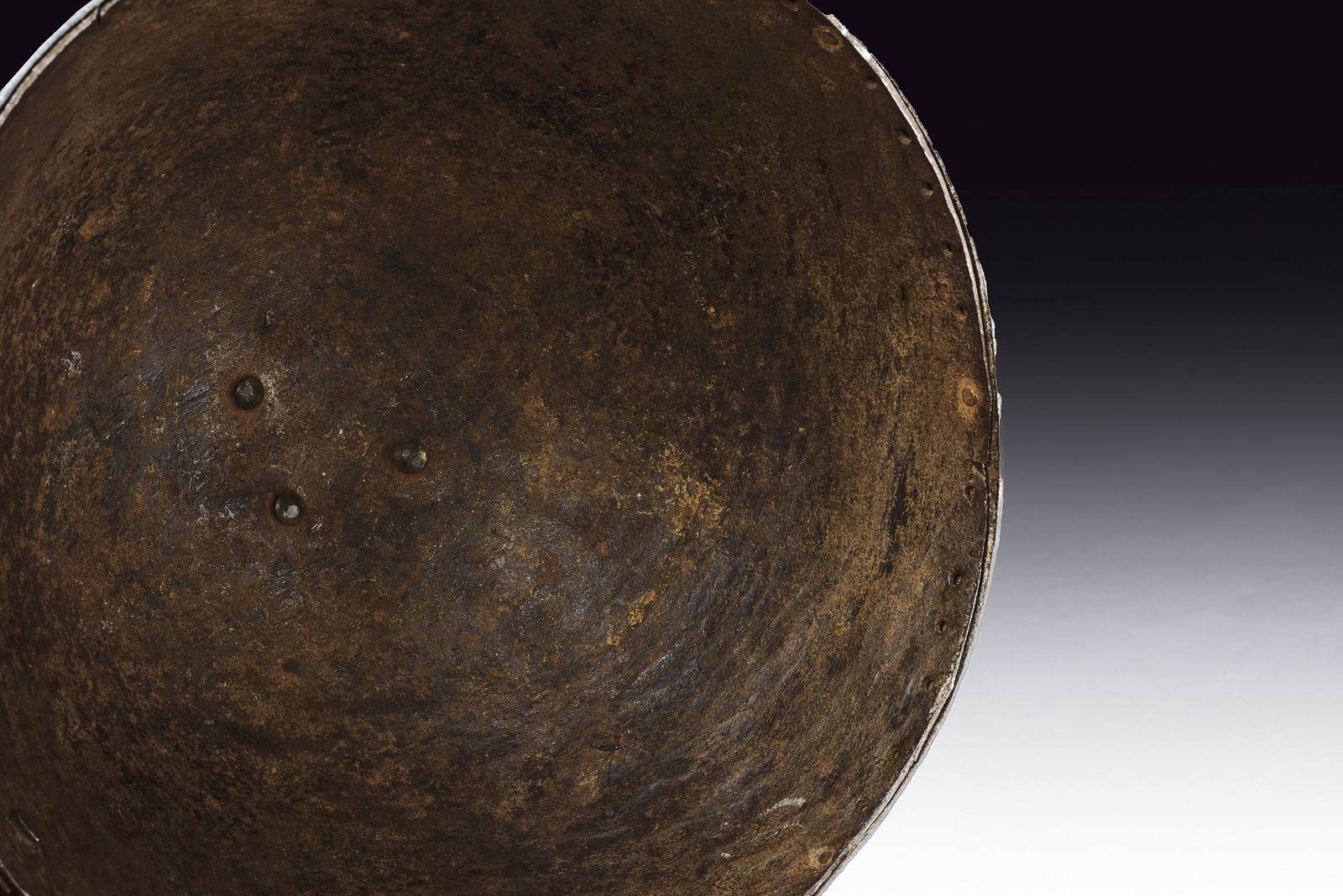Armatura tibetana, elmo raro a coppo emisferico inciso in oro e argento (XVII/XVIII secolo)