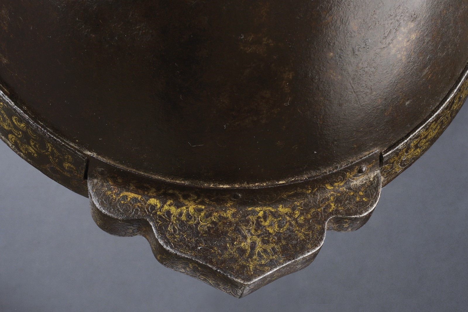 Armatura tibetana, elmo raro a coppo emisferico inciso in oro e argento (XVII/XVIII secolo)