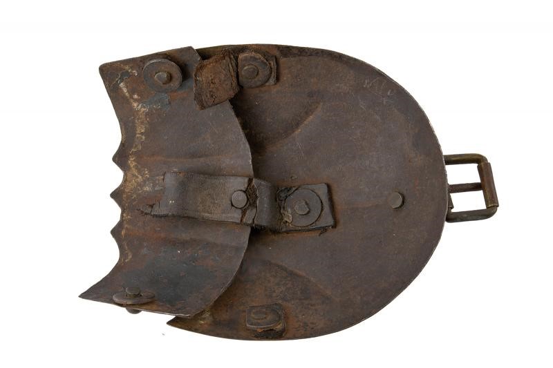 Parte di uno spalletto, elemento in ferro con placca superiore circolare e nervature (Germania, c...