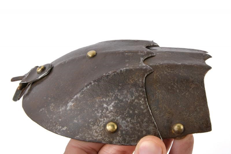 Parte di uno spalletto, elemento in ferro con placca superiore circolare e nervature (Germania, c...