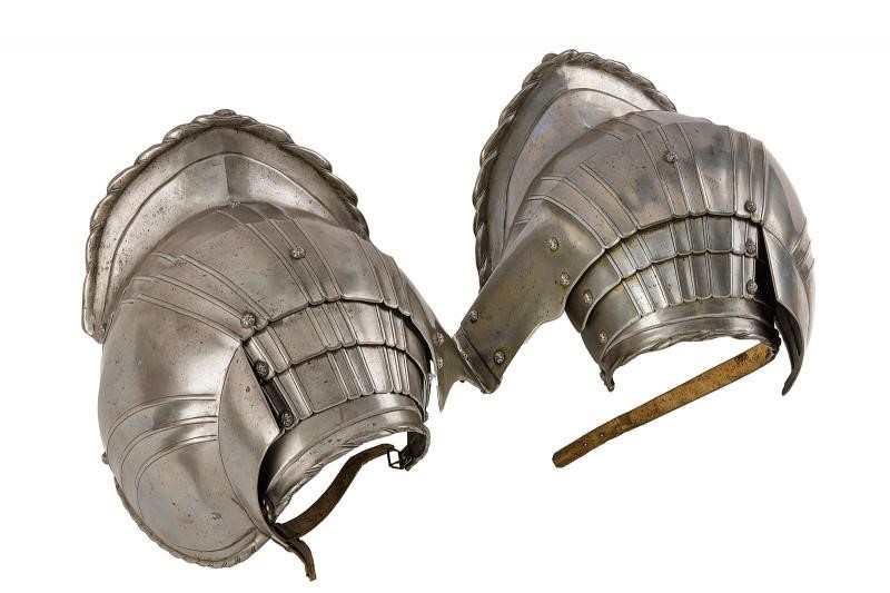 Manufatto militare del XVI secolo, paio di spallacci alla massimiliana, Germania meridionale
