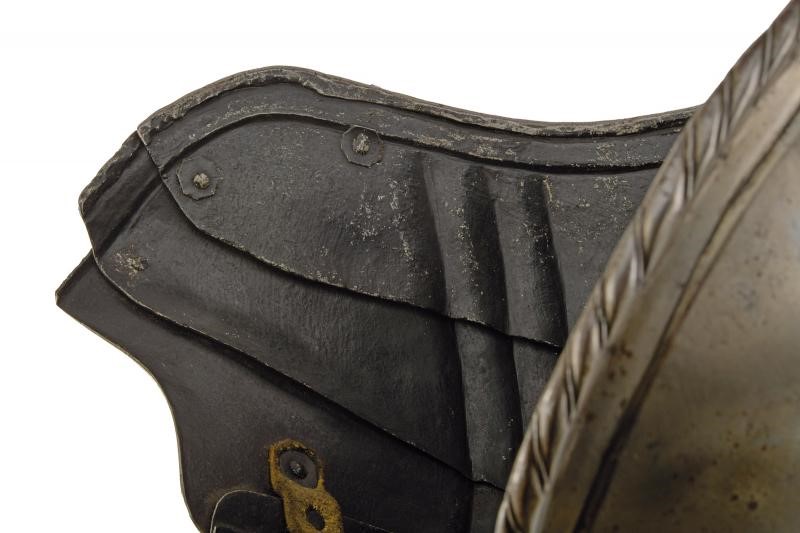 Manufatto militare del XVI secolo, paio di spallacci alla massimiliana, Germania meridionale