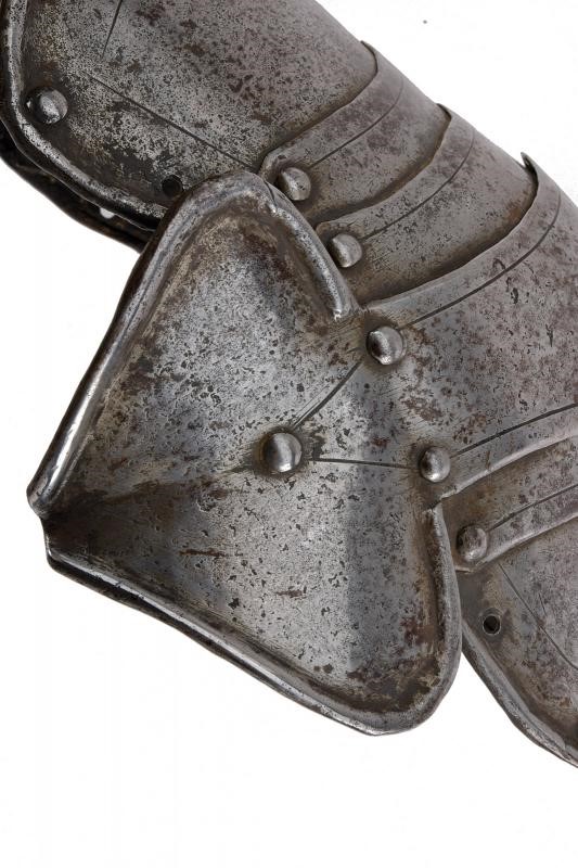 Paio di ginocchielli, lavorazione a sei piastre in ferro, terzo quarto XVII secolo