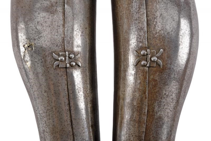 Italia, Paio di schinieri (armatura per le gambe), prima metà del XVI secolo