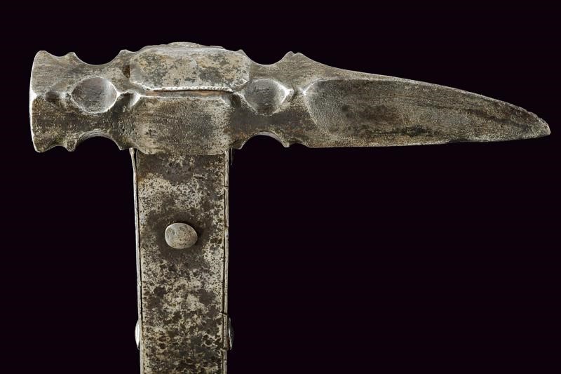 Martello da guerra XVI secolo, ferro e legno, con gancio da cintura