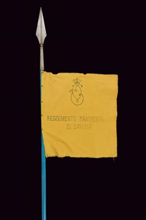Lancia con banderuola identificativa di unit&agrave;