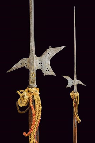 Militaria: Alabarda, ferro e asta lignea, circa 1600