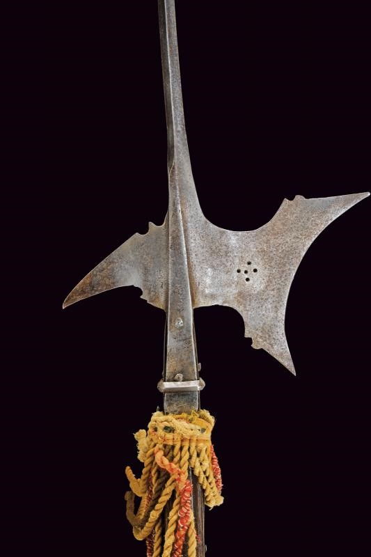 Arma da asta, alabarda in ferro con scure a taglio incavato e becco, circa 1600