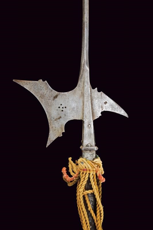 Arma da asta, alabarda in ferro con scure a taglio incavato e becco, circa 1600