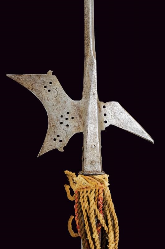 Armaio austriaco (timbro presente), Alabarda stiriana, ferro con cuspide a quadrello e scure inca...