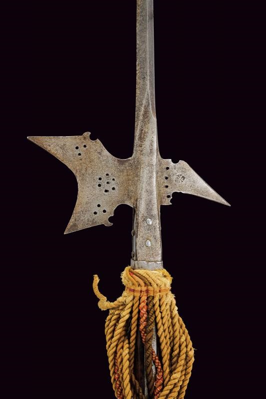 Alabarda stiriana, ferro con cuspide a quadrello e bandelle, ultimo quarto del XVI secolo