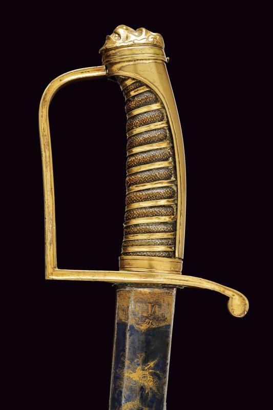 Rara sciabola da ufficiale di cavalleria, lama incisa e dorata, bronzo e legno rivestiti in pelle...
