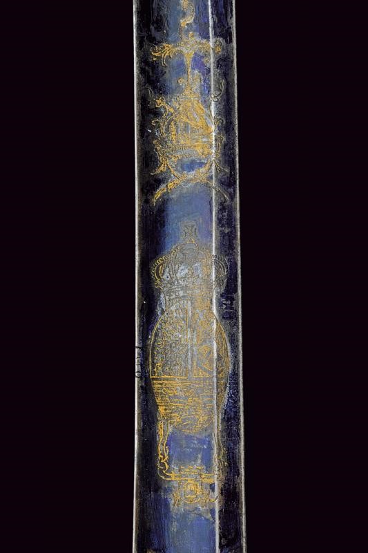 Rara sciabola da ufficiale di cavalleria, lama incisa e dorata, bronzo e legno rivestiti in pelle...
