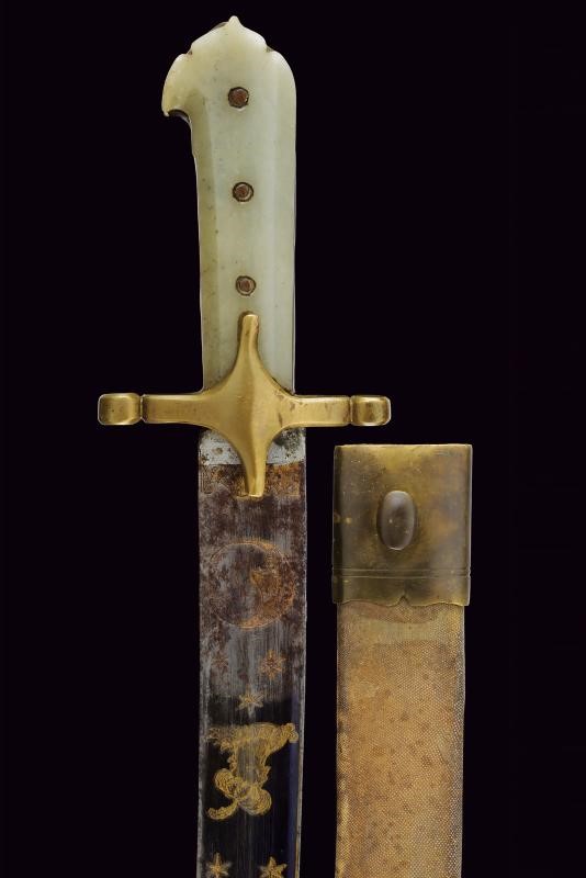 Cangiarro, arma bianca con incisioni a trofei e impugnatura con guancette in giada (ca. 1810)