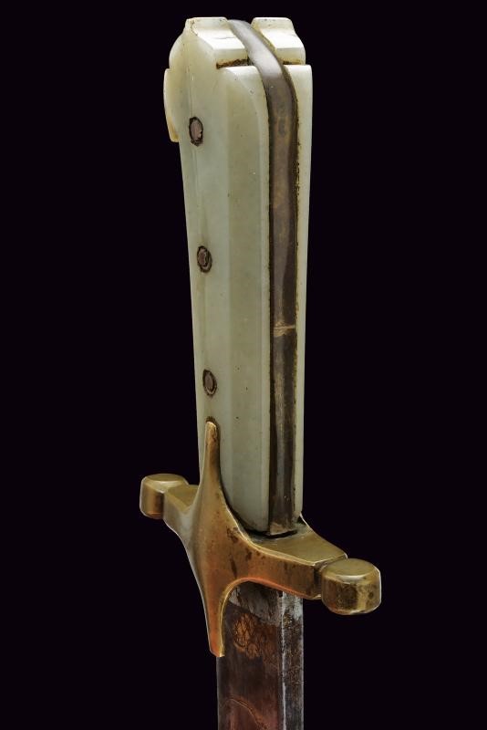 Cangiarro, arma bianca con incisioni a trofei e impugnatura con guancette in giada (ca. 1810)