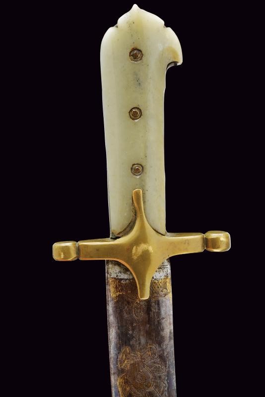 Cangiarro, arma bianca con incisioni a trofei e impugnatura con guancette in giada (ca. 1810)